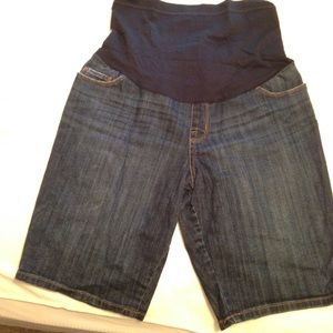 Liz Lange maternity jean Bermuda short Like New
